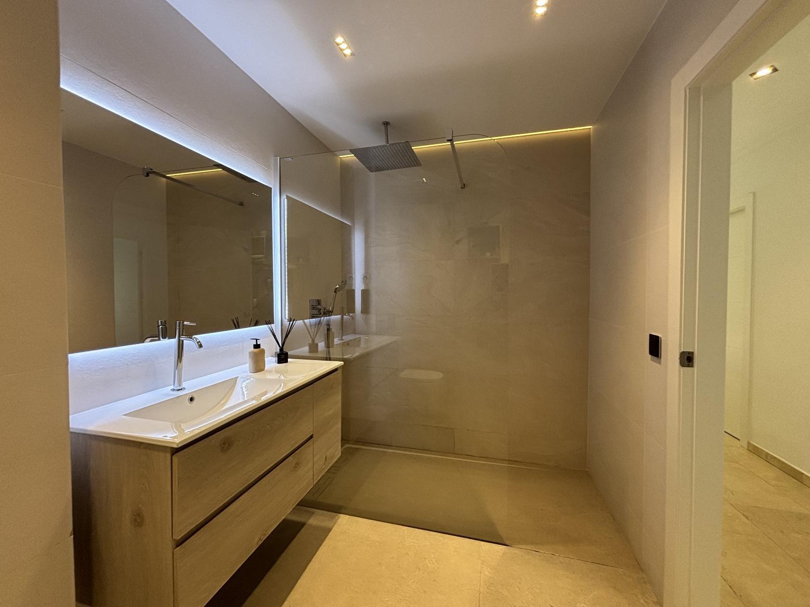 Casa unifamiliar con piscina, jardín y vistas al mar en Calella (Costa Barcelona), foto 12.