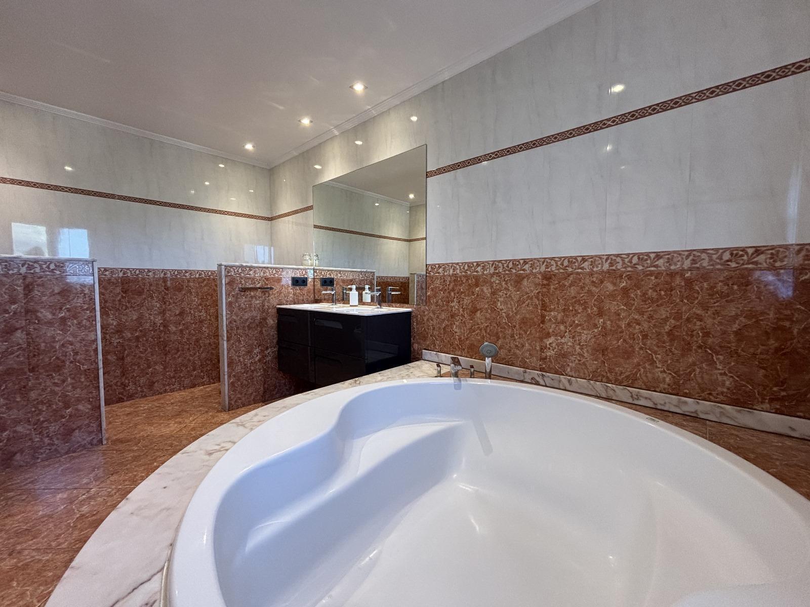 Casa unifamiliar con piscina, jardín y vistas al mar en Calella (Costa Barcelona), foto 23.